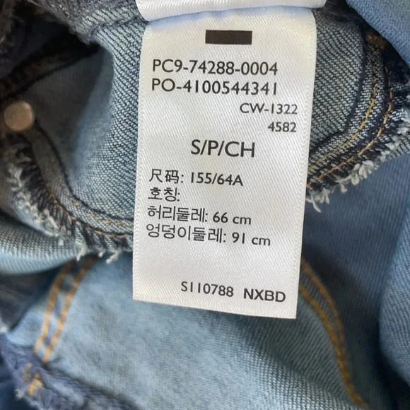 Levi’s signature maternity jean shorts, over the belly. Cuffed. Size small - Picture 10 of 11